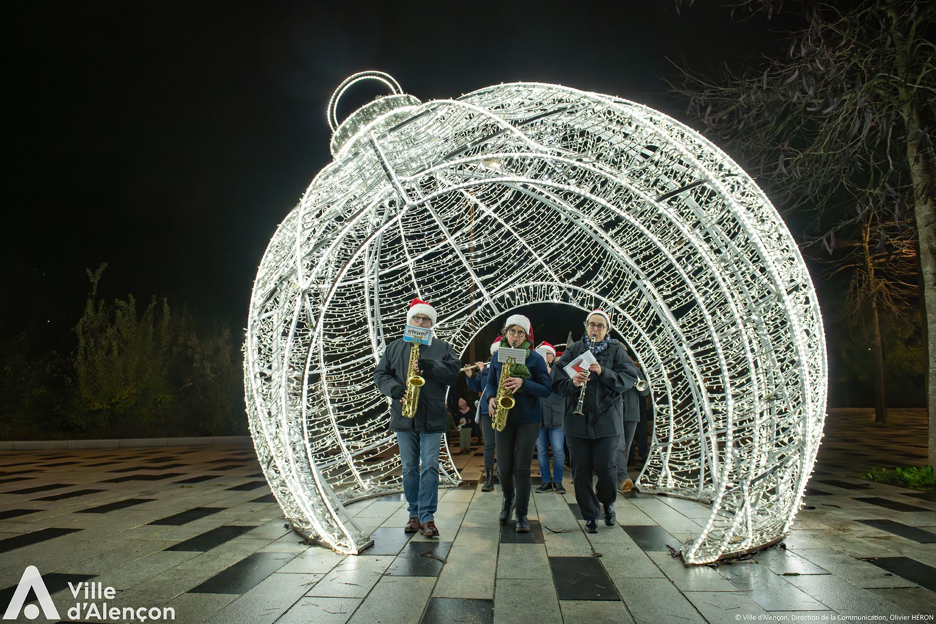 Illuminations & parcours lumineux De 6h à 9h et de 17h à 23h la ville scintille : laissez vous emporter par un parcours lumineux féerique qui habille les rues, les façades et les places emblématiques d'Alençon, En n'oubliant pas de passer par la place La Magdeleine, le Champ Perrier et le parc de la Providence pour découvrir les nouvelles structures lumineuses pour une balade enchantée !